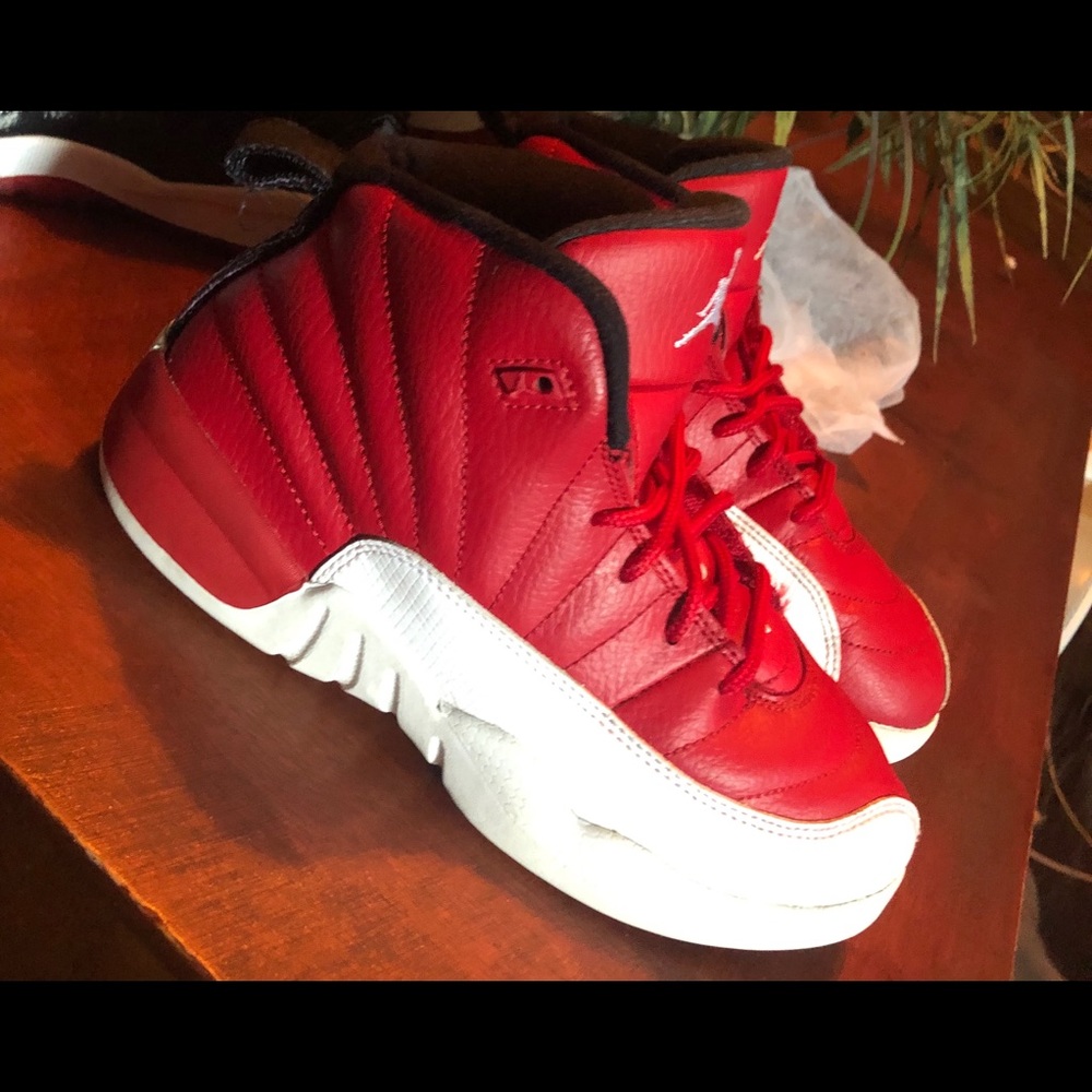 4 pair of shoes size 2Youth
